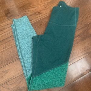 Old Navy Active Go-Dry Leggings. Size Medium